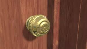 Walau sesudah dibuka, ia akan terus terkunci bila pintu ditutup. 6 Cara Untuk Membuka Pintu Yang Terkunci Wikihow