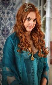 Iri Su Dalgasi Modeli Ile Bakir Rengi Oldukca Uyumlu Olan Hurrem Sultan Kullandigi Sac Aksesuarlariyla Da Tarziniza Farklilik Katma Unluler Kadin Kadin Modasi