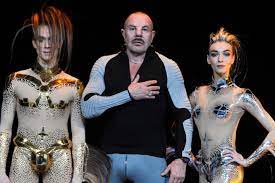 His passion led him to focus more on drawing than on school, and at the age of 9, he began to study classical dance. Manfred Thierry Mugler Nach Unfall Liess Er Sein Gesicht Rekonstruieren Gala De