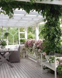 Garten Landhaus Garden Garten Fr Bli Ngra Timmars Blompyssel P Verandan Ska Klippa Ur Torra Blommor V Fr Bli Ngra In 2020 Outdoor Patio Decor Outdoor Rooms Pergola