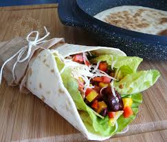 Z kečupu, horčice, oleja a korenia si spravíme marinádu a pridáme do nej kuracie mäso. O Vareni Zivote A Tak Tortilly Plnene Masom A Zeleninou