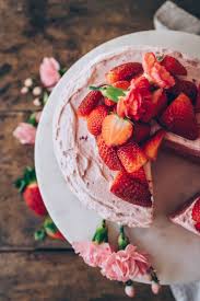 Rosa Erdbeertorte Mit Erdbeerfrosting Klara S Life Rezept Vegane Lebensmittel Erdbeer Sahne Kuchen Lebensmittel Essen