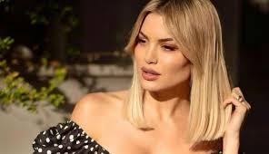 H ίδια έτρεξε ξανά στην λεκάνη με διαφορετικό πολύχρωμο μπικίνι αυτήν την φορά και τα πλάνα που χάρισε. Einai Epishmo H Ale3andra Panagiwtaroy Mpainei Sth Farma Media Thepressroom Gr