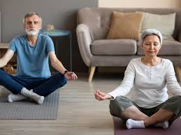 Yoga después de los 60: el hábito simple que fortalece las piernas y mejora  el equilibrio