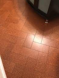 A cork veneer is usually placed on the outside of a core cork layer and that gives it its appearance. Alhoc0atghmlfm