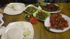 Nasi ikan bawal gorengnasi+ikan bawal+sambal+lalapan. Sajian Muara Ikan Bakar Nikmat Dan Pas Di Kantong Tribunpontianak Co Id