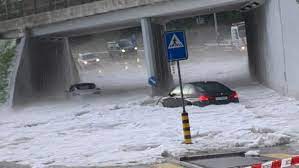 Heftiger hagel macht die schweiz schneeweiss. Uberschwemmungen Und Schaden Heftige Gewitter Ziehen Uber Die Schweiz