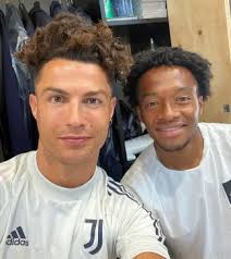 Cuadrado ble født i necoclí som sønn av marcela bello guerrero og guillermo cuadrado, en lastebilsjåfør, og han ble oppvokst i. Cristiano Ronaldo Con El Look De Juan Guillermo Cuadrado