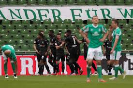 Jubel dagegen in bielefeld, erleichterung. Werder Bremen Steigt Nach 2 4 Gegen Gladbach Aus Der Bundesliga Ab Der Ticker Zum Nachlesen Goal Com