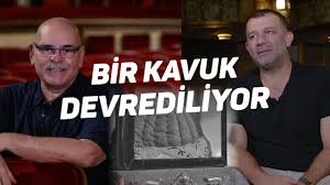 Kavuk teslim töreni, 100 yılı aşkın bir süredir türk tiyatrolarında devam eden ve bir ortaoyun geleneğidir. Rasim Oztekin Kavugu Sevket Coruh A Teslim Ediyor Youtube
