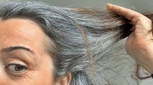 Prima di tutto, il bicarbonato aiuta a mantenere equilibrato il ph dei capelli, . 4 Usi Del Bicarbonato Di Sodio Per Coprire Capelli Bianchi