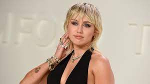 Topics covered include albums, songs, performances, tours, fashion. Miley Cyrus Mit Tranen In Den Augen Zeigt Sie Ihren Neuen Hund Auf Instagram Stern De
