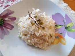 Impastellati e fritti come in questa ricetta, sono ottimi da servire come antipasto, come contorno, oppure come stuzzichino durante un aperitivo primaverile all'aperto che di certo sorprenderà i nostri amici! Ricetta Risotto Con Fiori Di Acacia Dolcidee