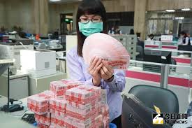 【經濟日報記者 黃靖文 李佳泓/8日報導】 農曆新年將至，央行一如往年，提供民眾換新鈔服務，從今(8)日開始到14號，台灣銀行、土地銀行、合庫等7家銀行，以及郵局，共454個指定據點，都能臨櫃兌換新鈔，象徵喜氣的紅色百元鈔票， 仍限制. 6emjqvnuclownm