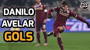 Se le conoce como un atacante izquierdo y también puede jugar como mediocampista. Reforco Lateral Danilo Avelar Gols Youtube