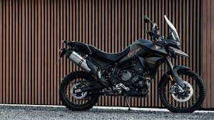 Triumph Tiger 900 Bond Edition chega com licença para rodar