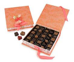Boite De Chocolats De Couleur Corail Garnie De 30 Chocolats De Fabrication Artisanale Ideal A Offrir A Une Fem Coffret Chocolat Cadeau Chocolat Boite Chocolat