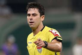 Wilton pereira sampaio (teresina de goiás, 28 de dezembro de 1981) é um árbitro do futebol brasileiro.wilton atualmente representa a federação goiana de futebol, e faz parte do quadro da fifa desde o início de 2013. Arbitro De Sao Paulo Apita Sampaio E Nautico Zeca Soares