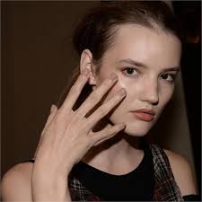 Babies na midomo ya uchi kwa brunettes. Jinsi ya kufanya mapambo ya uchi  nyumbani. Zana za kuunda mtindo wa uchi.