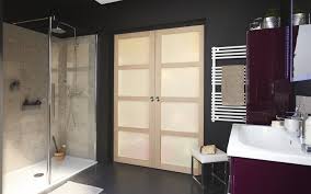 Une Double Porte Coulissante Pour La Salle De Bains Salle De Bain Design Double Porte Coulissante Porte Coulissante