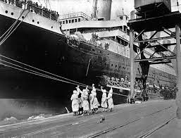 British nurses waving goodbye to Canadian soldiers onboard the HMT Olympic  (sister ship to the RMS Titanic) Southampron, 1919 : r/TheWayWeWere