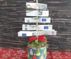 Wenn du geldgeschenke zum geburtstag, zu weihnachten oder zur hochzeit verschenken willst, solltest du eine fantasievolle hülle wählen. Geldgeschenke Basteln Zu Weihnachten Mit Anleitungen Auf Geschenke De