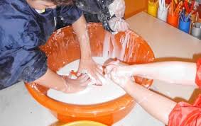 Oobleck Ist Eine Substanz Die Aus Wasser Und Maisstarke Angeruh Maisstarke Und Wasser Experimente Kinder Experimente Fur Den Naturwissenschaftlichen Unterricht