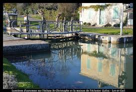 L Ancienne Maison De L Eclusier Devenue Une Petite Auberge La Poule A Velo 1 2 Canal Structures