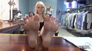 BEAUTIFUL BLONDE SHOWS FEET