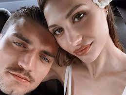 Un video messaggio realizzato in tarda serata dalla casa che beatrice valli e marco fantini avevano scelto per le loro vacanze a forte dei marmi e che a breve avrebbero dovuto lasciare in vista di alcuni impegni lavorativi che li avrebbero condotti lontani dalla location. Marco Fantini E Beatrice Valli Di Nuovo Genitori E Nata Azzurra