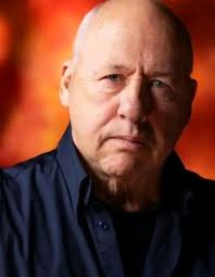 Mark Knopfler, né le 12 août 1949 à Glasgow, en Écosse, est un musicien  célèbre pour ses compétences exceptionnelles à la guitare et sa voix  distinctive. En tant que guitariste principal, chanteur