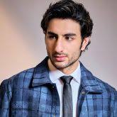 Ibrahim Ali Khan handles awkward cheek-kiss request with grace in viral fan  video : Bollywood News