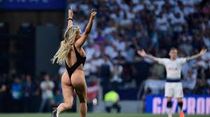 Paulo sousa, par ailleurs en partance des girondins de bordeaux, avait la lourde tache de procéder au tirage au sort intégral de la ligue des champions. Ligue Des Champions Une Femme En Maillot De Bain Rentre Sur Le Terrain En Plein Match Photos Le Soir
