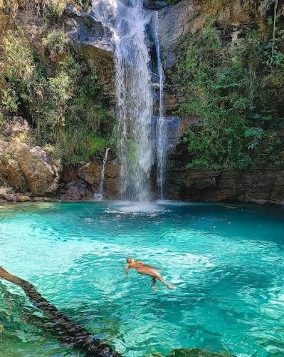Cachoeira Santa Barbara, Chapada dos Veadeiros, Cavalcante-GO. “Queridinha  entre os turistas, a Cachoeira Santa Bárbara já se tornou uma das  principais atrações da Chapada dos Veadeiros. 🥰 A água, com intensos tons