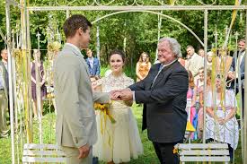 In der erfolgsserie geht es um die beziehungsgeschichten eigenständiger liebespaare, welche nach einigen konflikten und zwietrachten zueinander finden. Sturm Der Liebe Hochzeit Welcher Paar Look Ist Am Schonsten Gala De