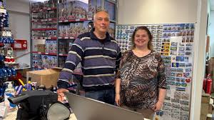 BURGUM – Na ruim tien jaar aan de Snekertrekweg in Leeuwarden heeft ondernemer Henk-Johan Bisschop zijn winkel in Friese streekproducten verplaatst naar Burgum. De nieuwe vestiging van Friese-producten.nl op Schoolstraat 25 is