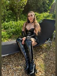 Strap-on Queen Lola Lee - Fleshbot