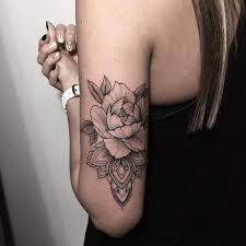 Avant de se faire tatouer, nous aimons toujours savoir ce qu'il se cache derrière de simple dessin (même si chacun de nos tatouages possède ses propres. Signification De Tatouage Femme Rose Styles Et Tendances Paperblog