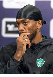 Ivan Toney arrive à l'entraînement dans le style