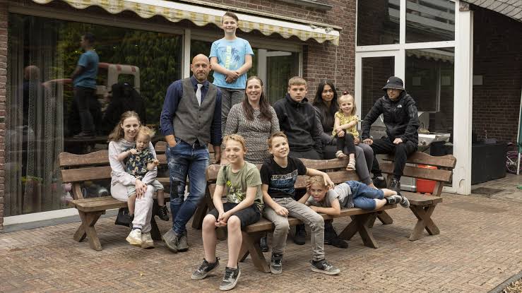 Dit zijn de bekende én nieuwe gezichten in nieuw seizoen 'Een Huis Vol' -  LINDA.nl