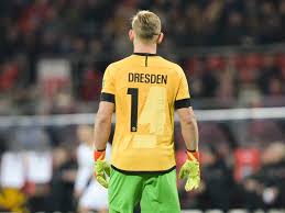 Alle infos zum verein dynamo dresden ⬢ kader, termine, spielplan, historie ⬢ wettbewerbe: 2 Bundesliga Kurios Keeper Von Dynamo Dresden Im Umfunktionierten Spieler Trikot