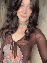 Às vezes eu me acho um mulherão fazendo minhas coisas, correndo atrás,  tentando dar conta de tudo. E outras vezes parece que eu tenho cinco anos  de idade com choro entalado na