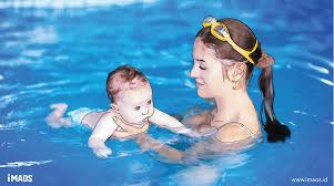 Berbagai Manfaat Dan Keuntungan Mengajak Bayi Berenang Sejak Dini