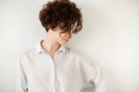 Model rambut flipped frock cocok untuk para wanita berwajah bulat karena potongan pendek dari atas pipi akan menutup secara sempurna pipi tembem anda sehingga menjadi terlihat lebih tirus. 5 Gaya Rambut Pendek Untuk Rambut Keriting Agar Lebih Menarik Bukareview