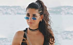 Jun 23, 2021 · sen çal kapımı 23 haziran 2021 cumartesi canlı izle dizisi fox'ta yeni bölümleri ile sen çal kapımı youtube tek parça full son bölüm arayanların imdadına yetişiyor.fox sen çal. Sen Cal Kapimi Fifi Nin Yeni Dizisi Ne Sitare Akbas Ramo Nun Oyuncu Kadrosunda Sadece Haber