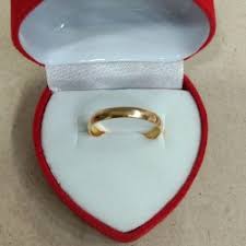 Untukmu yang ingin menggelar prosesi tunangan, biasanya proses pemberian cincin tunangan bertepatan saat pihak pria mengajak sang pujaan hati untuk menjalani hubungan yang lebih serius. Cincin Emas 1 Gram Terbaik Terbaru July 2021 Harga Murah