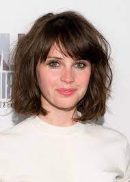 Style hair with a curl. Felicity Jones Short Messy Bob Haircut With Bangs Styles Weekly Bob Haircut With Bangs Messy Bob Haircut Messy Short Hair