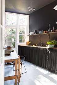 Maison Avec De Hauts Plafonds Renovee Meuble Cuisine Rideaux Cuisine Mobilier De Salon