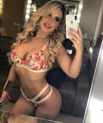 Musa do OnlyFans é expulsa de mercado em Miami por usar roupa sensual |  Metrópoles