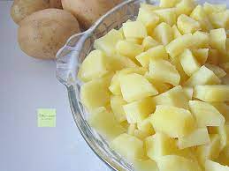Il risultato sono dei bocconcini dolci e morbidi che si mangiano uno dietro l'altro, anche al naturale, e sono inoltre perfetti per la realizzazione di molti piatti dolci e salati. Patate Lesse Col Microonde E Perche Catia In Cucina